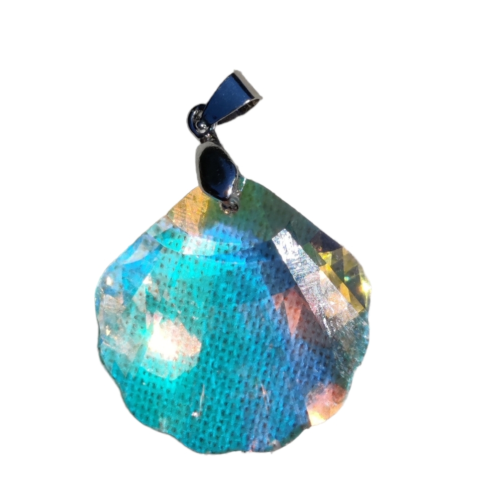 🐚 18k GP Crystal shell pendant